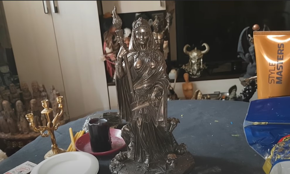 ВЧЕРАШНИЕ ДАРЫ И НОВАЯ ГЕКАТА... ВЕДЬМИНА ИЗБА ● ИНГА ХОСРОЕВА смотреть онлайн