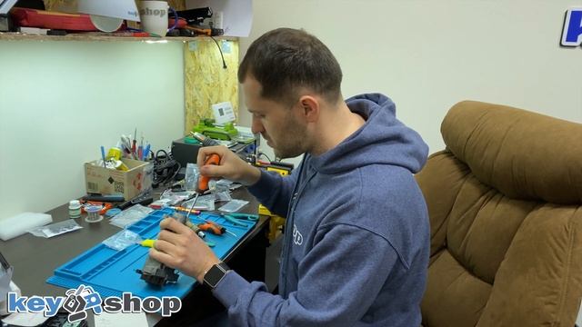 Сделать ключ по замку мотоцикла Хонда / All Keys Lost honda gold wing Cutting with Mini Condor смотреть онлайн