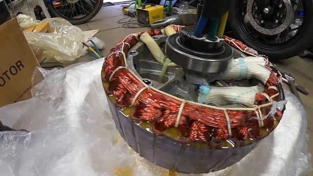 ✅ ЗАЛИВКА ОГРОМНОГО МОТОРА СМОЛОЙ | Установка ОГРОМНОГО КОНТРОЛЛЕРА ? | ШИНОМОНТАЖ ОГРОМНЫХ КОЛЁС смотреть онлайн