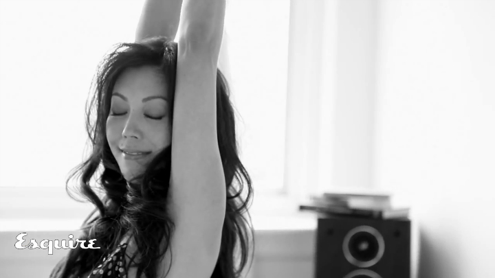 В постели с красивой девушкой смотреть онлайн