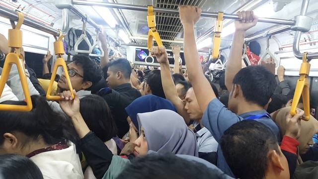 Beginilah Kondisi Kereta Api Comuterline Jakarta - Bogor Saat Jam Pulang Kerja смотреть онлайн