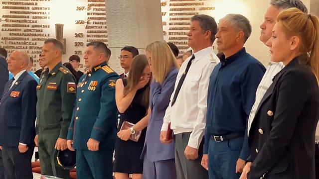 Со слезами на глазах: видео вручения орденов семьям погибших на Украине волгоградцев смотреть онлайн