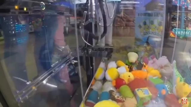 АВТОМАТ С ИГРУШКАМИ ЧЕЛЛЕНДЖ #2 Как Достать Мягкую Игрушку из Игрового Автомата /// Вики Шоу смотреть онлайн