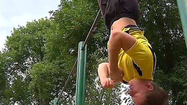 Как научиться делать "топорик" на турнике смотреть онлайн