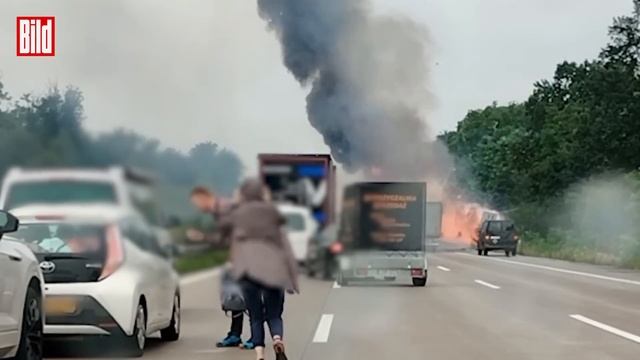 Autofahrer versuchen zu flüchten: Gefahrgut-Unfall auf der A2 смотреть онлайн