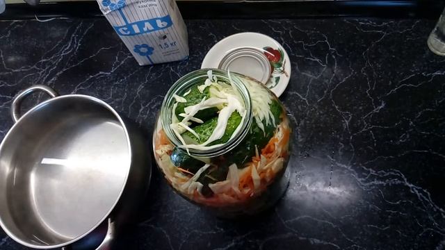Закатываем маринованные огурцы с капустой!!!! смотреть онлайн