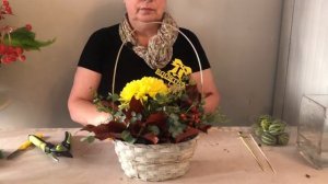 Простая корзинка с хризантемой. Корзинка на первое сентября. Флористика для начинающих
