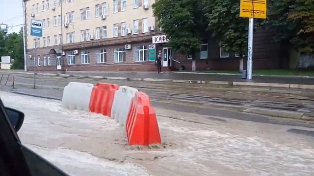 Потоп в Киеве - речка с плавучими дорожными ограждение Украина 2018 смотреть онлайн