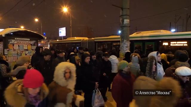 Транспортный коллапс в ЮАО: жители Бирюлево толкают автобусы и идут домой пешком смотреть онлайн