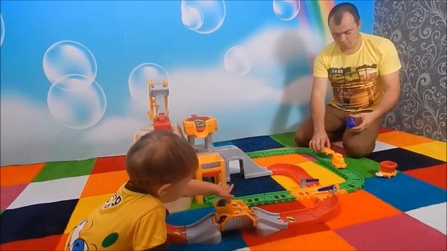 Огромная железная дорога с экскаватором погрузчиком Ltttle tikes car смотреть онлайн