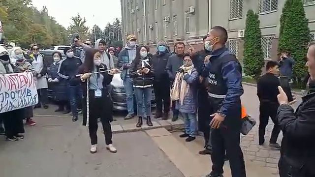 «Матери с вами»: В Бишкеке состоялся женский марш, в поддержку дружинников смотреть онлайн