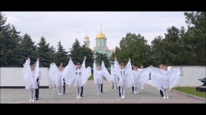 Пешковская СОШ - Праздничный концерт - Танец  Птицы белые.mp4