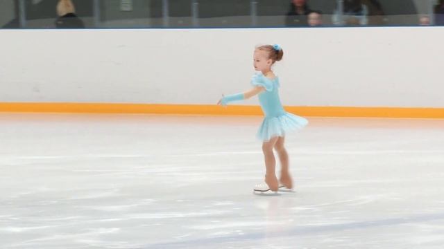 Вика. Выступление на Юный фигурист Москва смотреть онлайн
