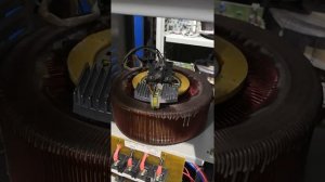 тестирование механического стабилизатора напряжения подключённый к лабараторному трансформатору