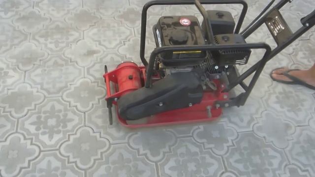 Работа виброплиты с весом 70кг.Укладка тротуарной плитки. смотреть онлайн