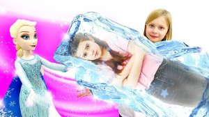 Эльза Холодное Сердце заморозила девочек! Видео игрушки для девочек! Кукла Анна варит противоядие