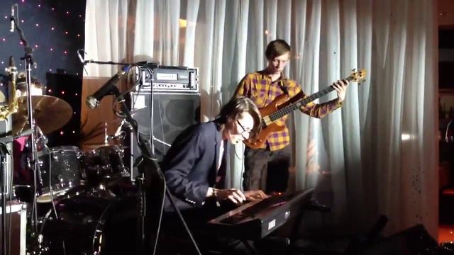 Джазовый ансамбль с двойным саксофоном (Doublesax) смотреть онлайн