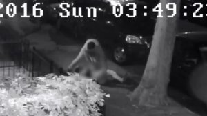 Мужик отшлепал девушку посреди улицы 2016