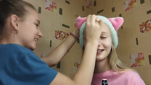 делаем макияж друг другу\ ЧЕЛЛЕНДЖ МАКИЯЖА смотреть онлайн