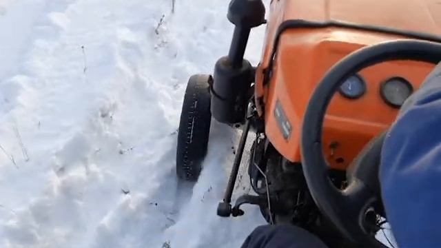 турбо трактор УРАЛЕЦ 220 / везет по сугробам дрова смотреть онлайн