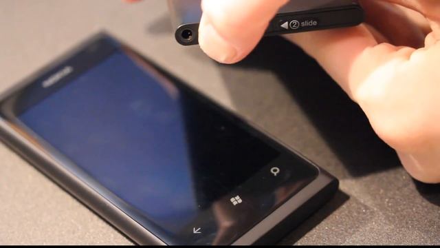 Insert SIM Card Nokia Lumia 800 & Nokia N9 Quick Tutorial Noob Guide! (HD) смотреть онлайн