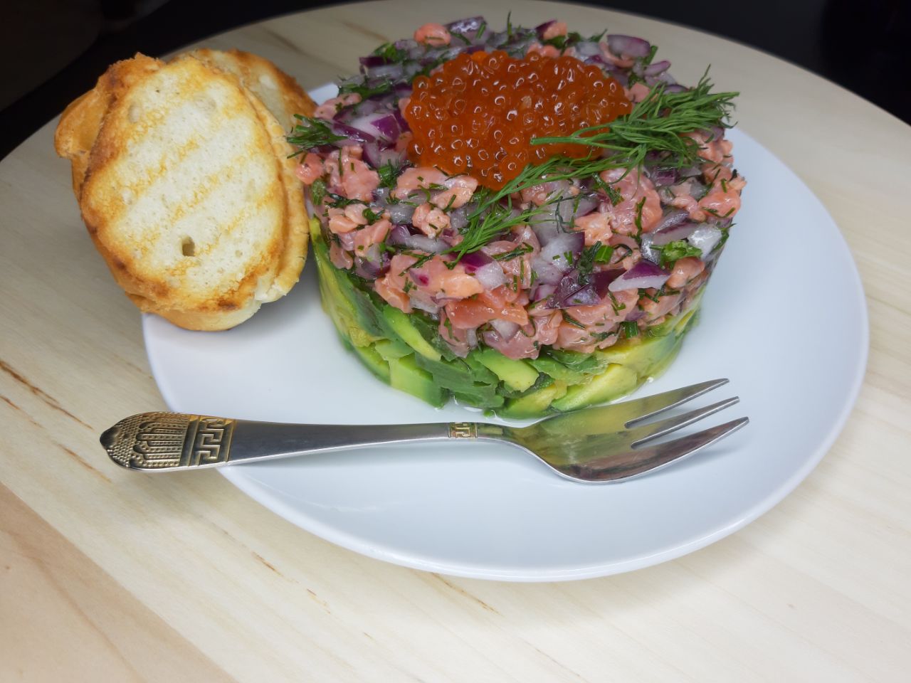 Изысканное блюдо французской кухни - тартар с лососем и авокадо