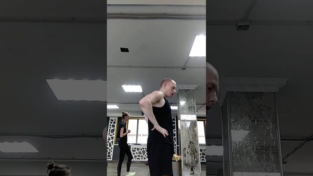Приседание на ногу. Фитнес. Баланс. Развитие силы и выносливости. Тренировка ног. Рост мышц. Присед смотреть онлайн
