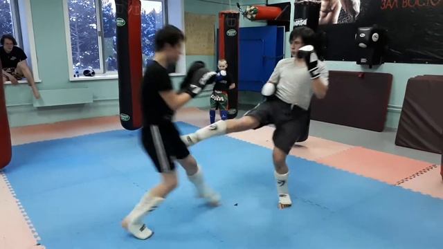 Новички пробуют тай бокс Сергей и Кирилл смотреть онлайн