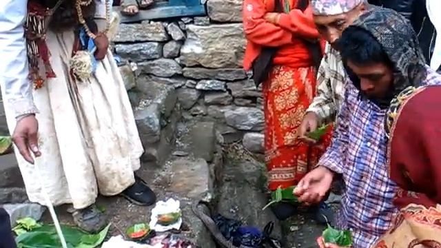 Шаман племени Магар, снятие припадка у мальчика смотреть онлайн