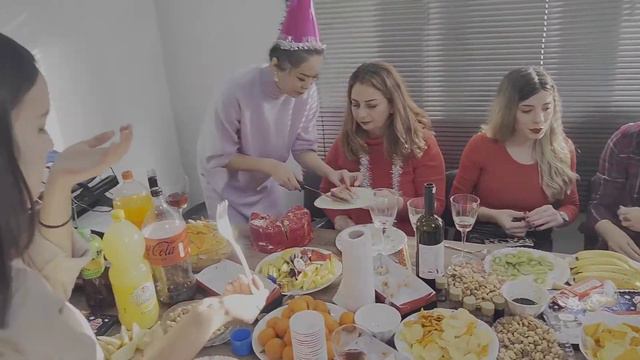 Новогодний корпоратив в многонациональном коллективе: когда все ещё жили мирно #турциямоимиглазам смотреть онлайн