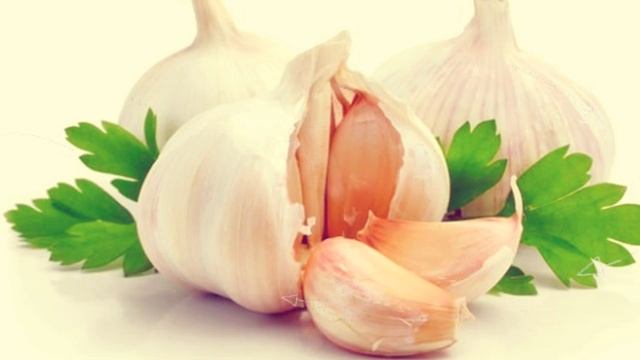 ЧЕСНОК ПРИ ПРОСТУДЕ ДЛЯ ДЕТЕЙ | чеснок лечение, чеснок против простуды, лук и чеснок от простуды смотреть онлайн