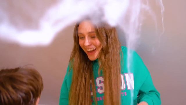 Бедная Мама vs Богатая Мама | Жизнь Подростка из Богатой и Нищей Семьи смотреть онлайн