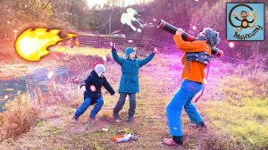 Диана и Даня Дети играют с мячом и машинкой-лодкой. Манкиту Истории