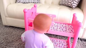 Crying Babies Дети под Кроватью Jumping in the Bed - Feeding Bad Baby