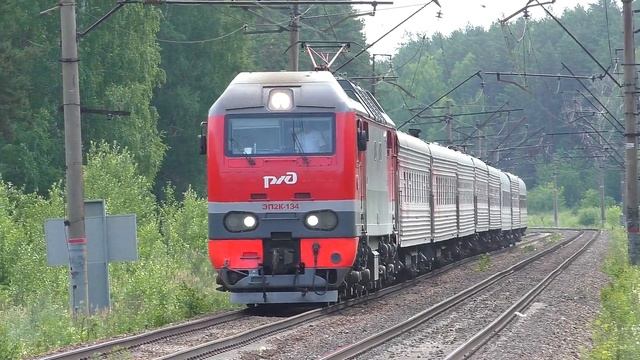 ЭП2К-134 со скорым поездом Сургут — Екатеринбург следует через о.п. Чапаевская смотреть онлайн