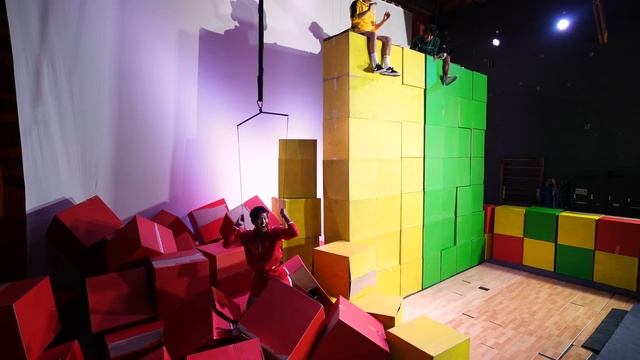 last to fall off the tower of boxes! смотреть онлайн