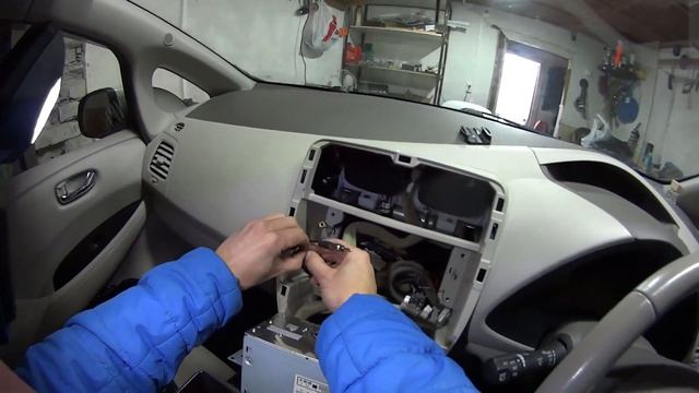 Учим Nissan Leaf ловить радио и отключаем GPS антенну
