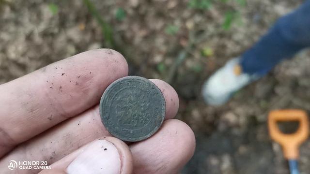 ВОЗЛЕ НЕОБЫЧНОГО ДЕРЕВА В КОРНЯХ НАШЛА ЦАРСКОЕ... КУЧА НАХОДОК В ПОИСКАХ КЛАДА. смотреть онлайн