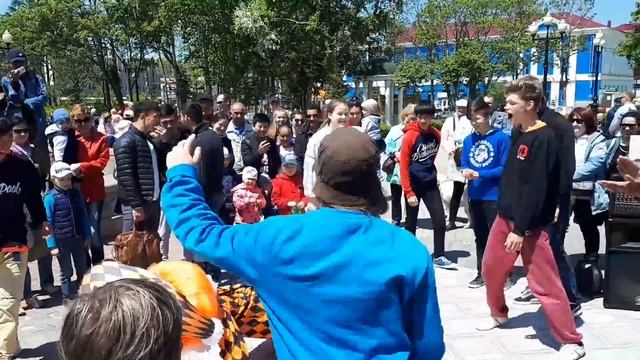 Арлекин танцует на площади Ленина в Южно-Сахалинске смотреть онлайн