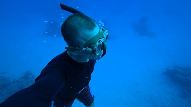Погружение БЕЗ АКВАЛАНГА на задержке дыхания! Diving in one breath! смотреть онлайн