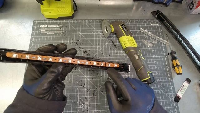 Inside A Failed Renault Clio 3rd/High Level Brake Light (Strip Down and Diagnosis) смотреть онлайн