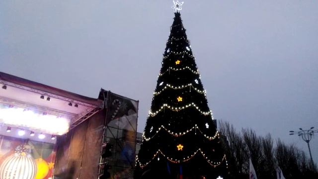 В Донецке зажгли главную новогоднюю елку под бой курантов восстановленных часов на Главпочтампе! смотреть онлайн