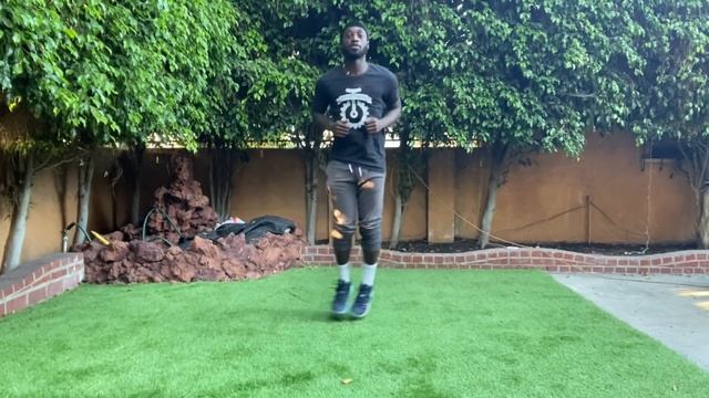 5'8" Guy Learns To Dunk With NBA Training смотреть онлайн