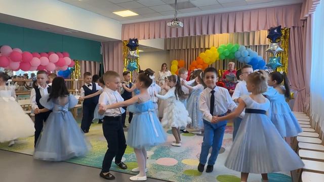 Вход детей на выпускной в детском саду