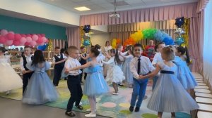 Вход детей на выпускной в детском саду