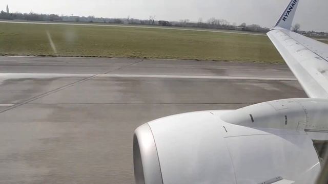 Ryanair B737-800 hard landing at Trieste, Ronchi dei Legionari airport in Italy смотреть онлайн