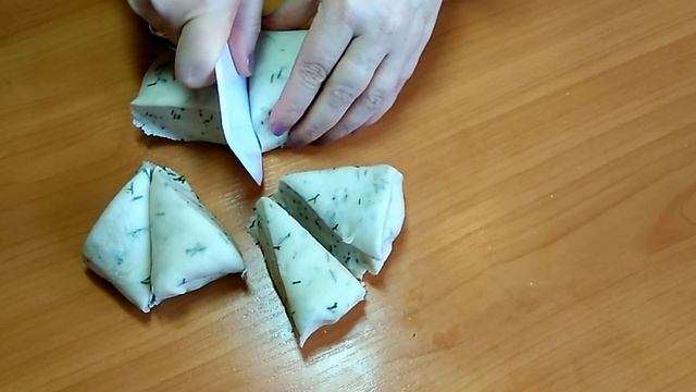 Пресная лепешка с укропом на сухой сковороде. смотреть онлайн