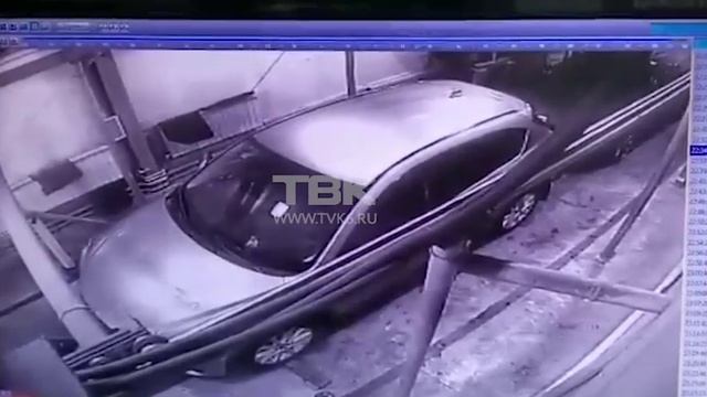 Персонал автомойки «25 часов» разбил красноярцу машину смотреть онлайн