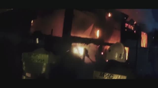 ГЛАЗАМИ МЧС_ Огонь охватил весь дом смотреть онлайн