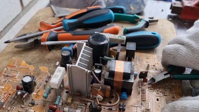 сколько меди в старом телевизоре тошиба TOSHIBA 2050xS1 смотреть онлайн